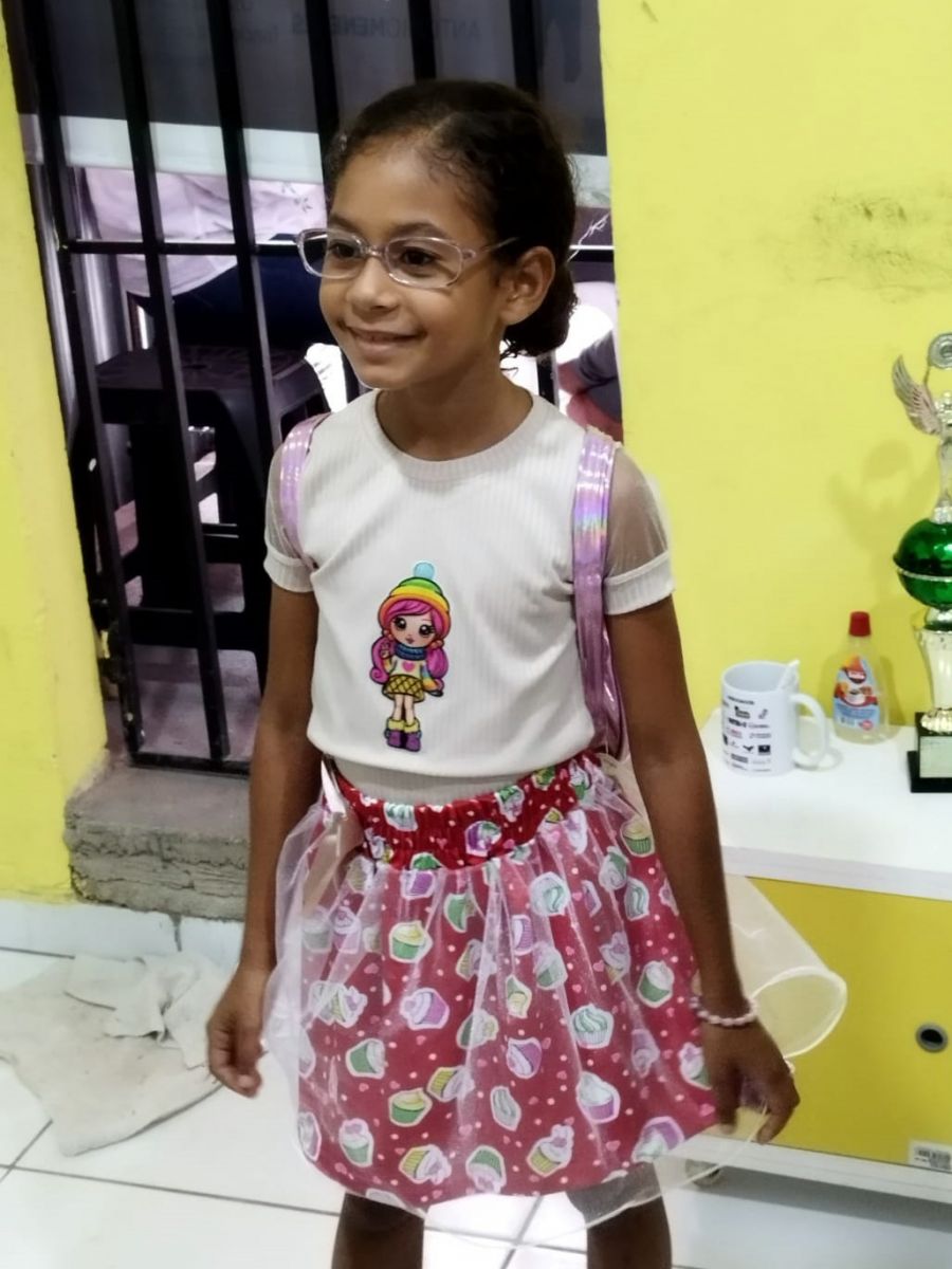 Criança feliz com os novos óculos